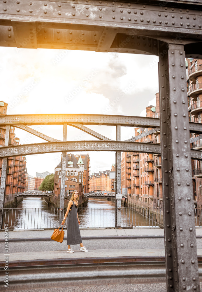 德国汉堡历史悠久的仓库区Speicherstadt，一座美丽的铁桥，与一位女士同行