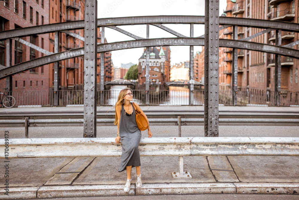 德国汉堡历史悠久的仓库区Speicherstadt，一座美丽的铁桥，与一位女士同行