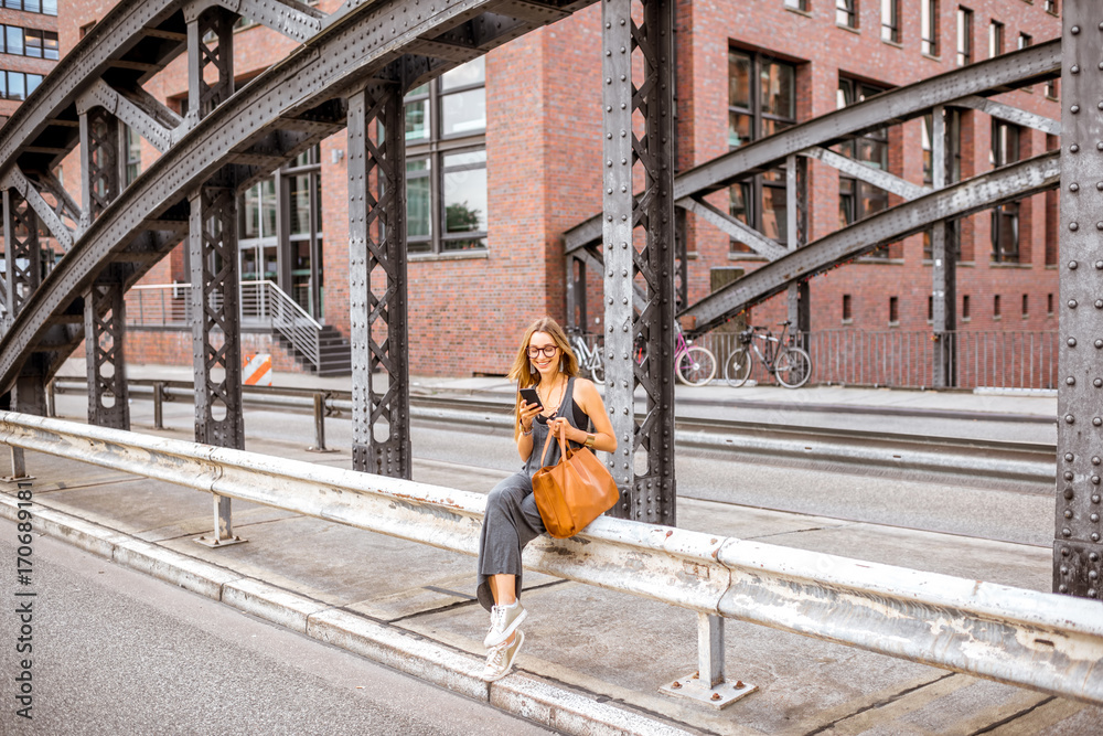 德国汉堡历史悠久的仓库区Speicherstadt，一座美丽的铁桥，与一位女士同行