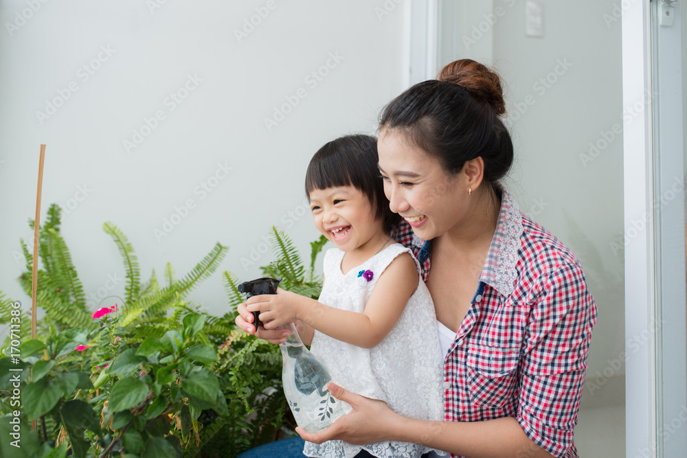 母亲和她的小女儿在做园艺