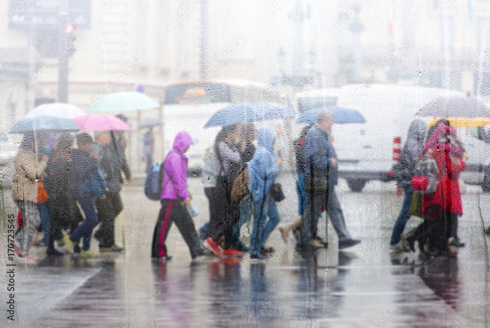 人们在雨中过马路