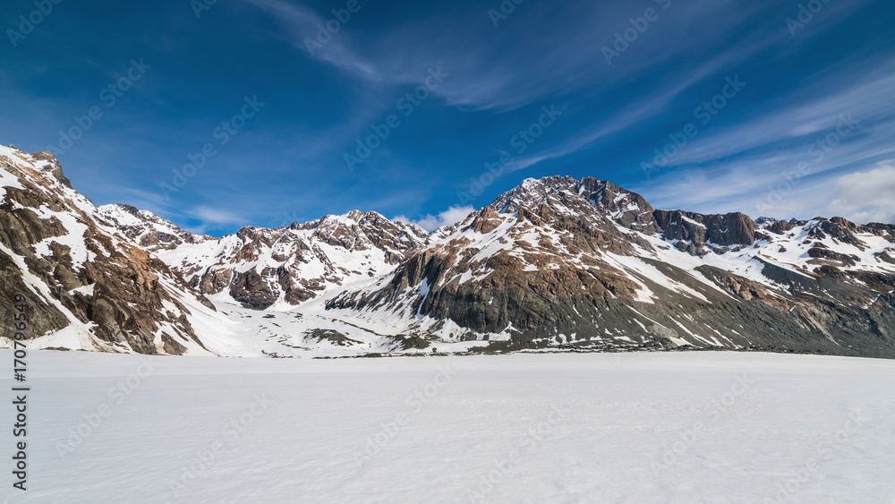 雪山背景的冬季景观。