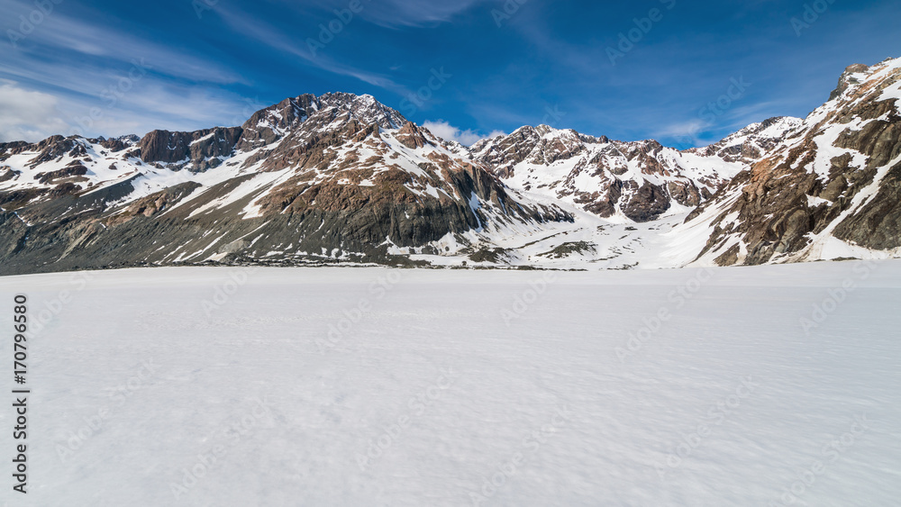 雪山背景的冬季景观。