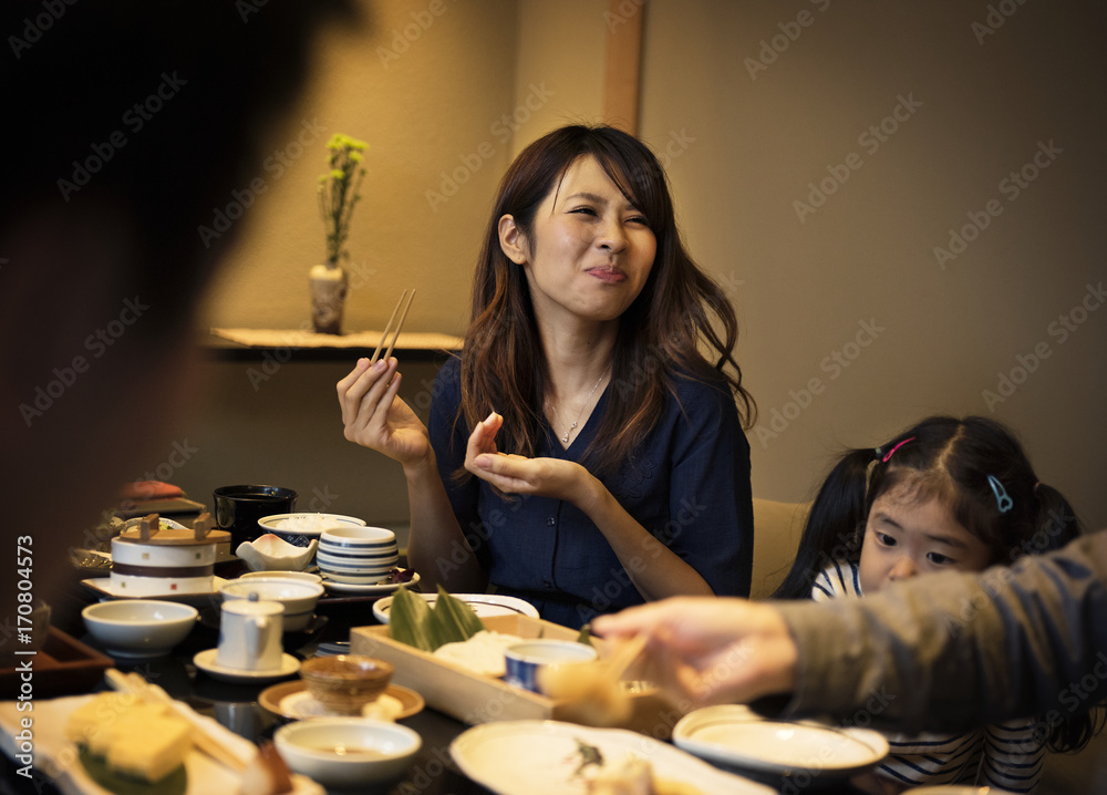 与幸福一起用餐的日本家庭