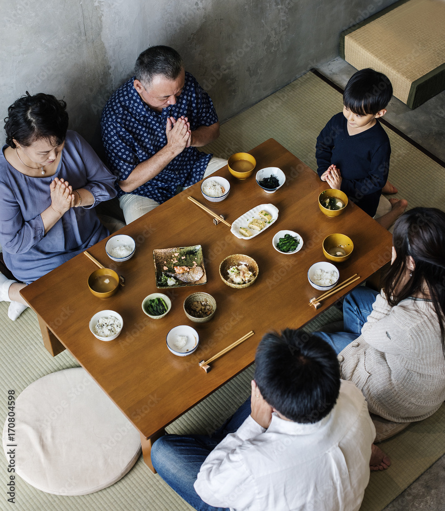 与幸福一起用餐的日本家庭