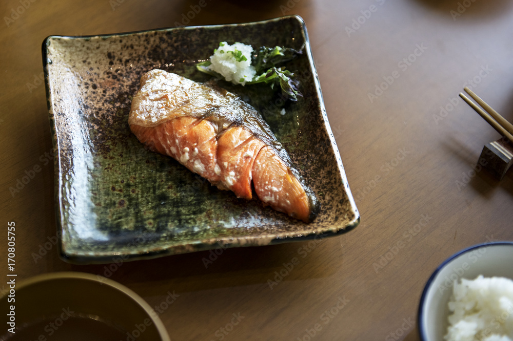 三文鱼烤套餐日本料理