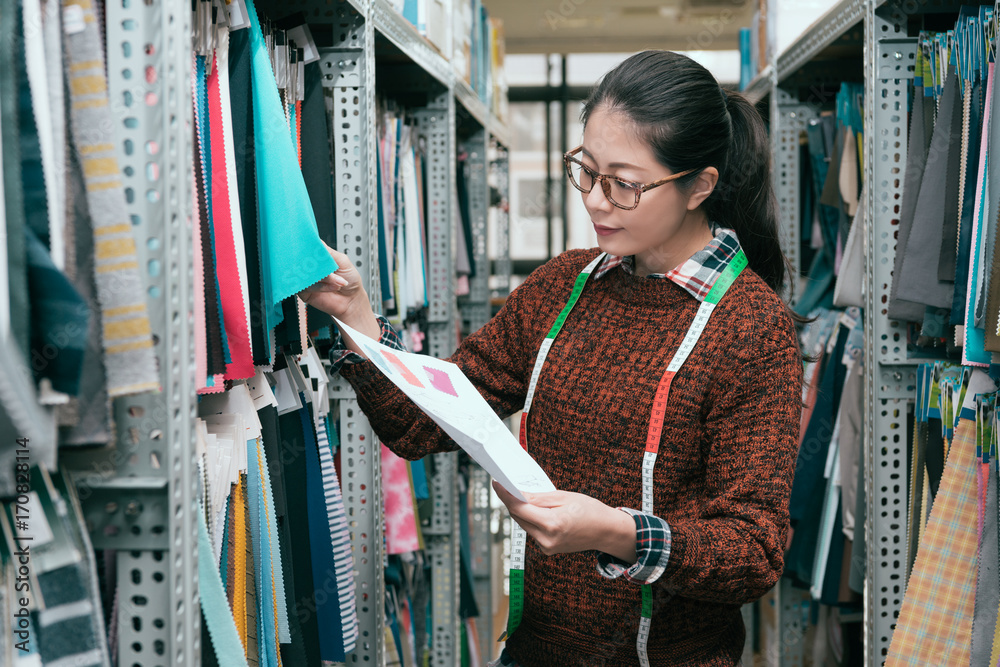 专业年轻女性服装公司员工