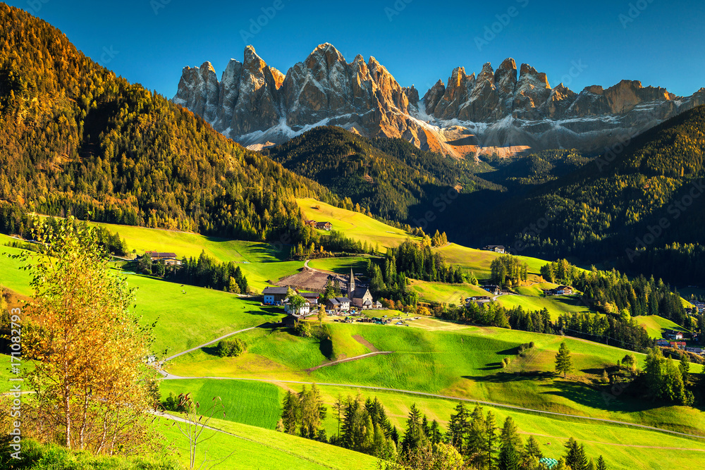 欧洲意大利多洛米蒂Santa Maddalena村的美妙秋季景观