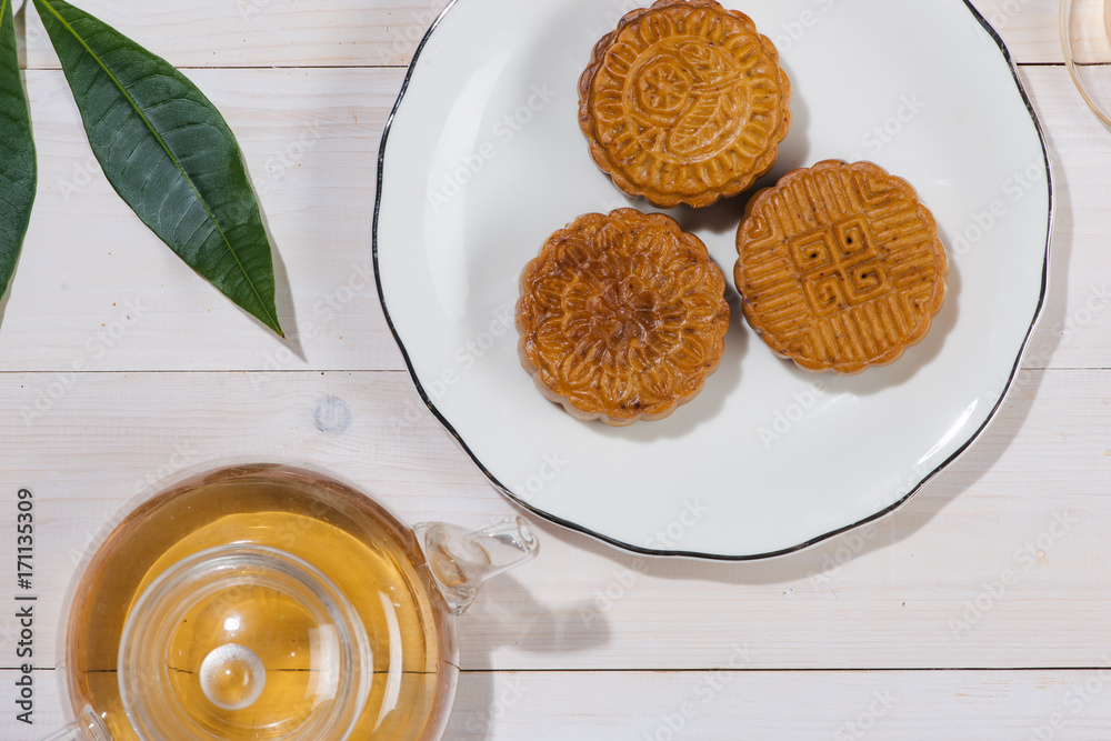 月饼和茶，中国中秋节美食。俯视图