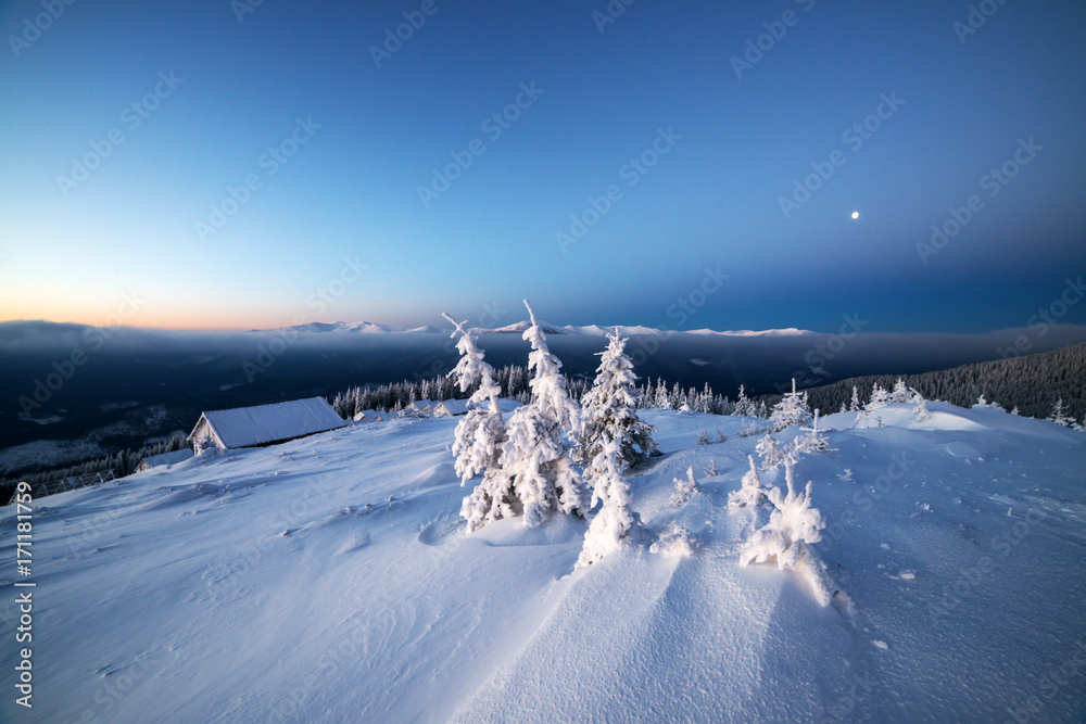 冬季山区的雪地小屋