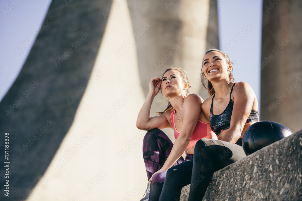 健身女性锻炼后在户外放松