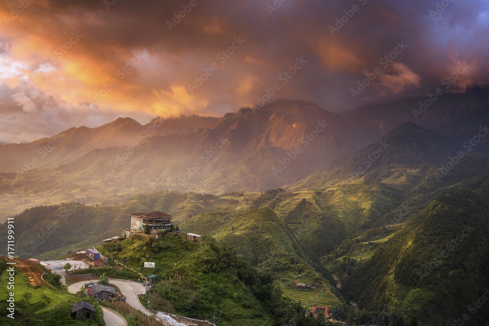 越南萨帕美丽的日落美景