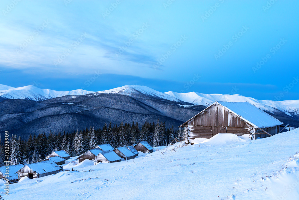 冬季群山中的雪地小屋