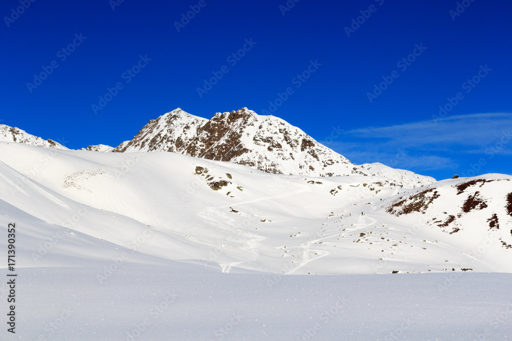 奥地利斯塔拜阿尔卑斯山冬季有雪和滑雪道的山脉全景