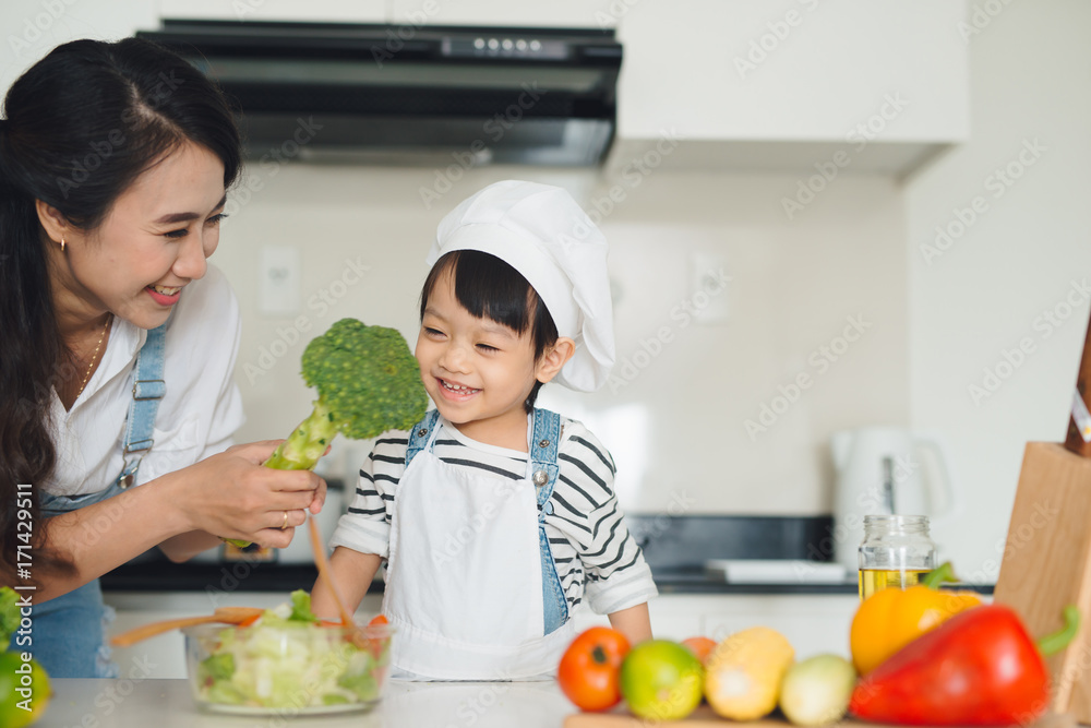 母亲和女儿一起在厨房做饭