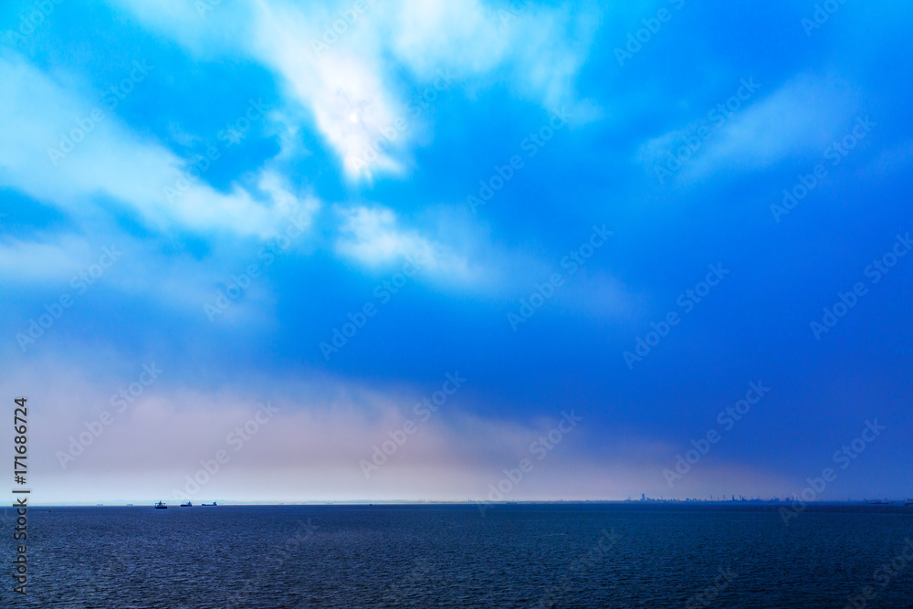 太陽の光が反射する海