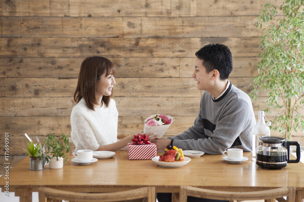 男子向女子赠送花束和礼物