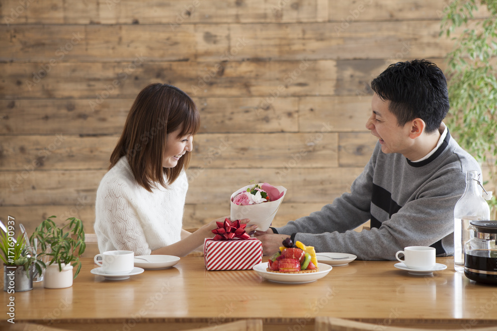 男子向女子赠送花束和礼物