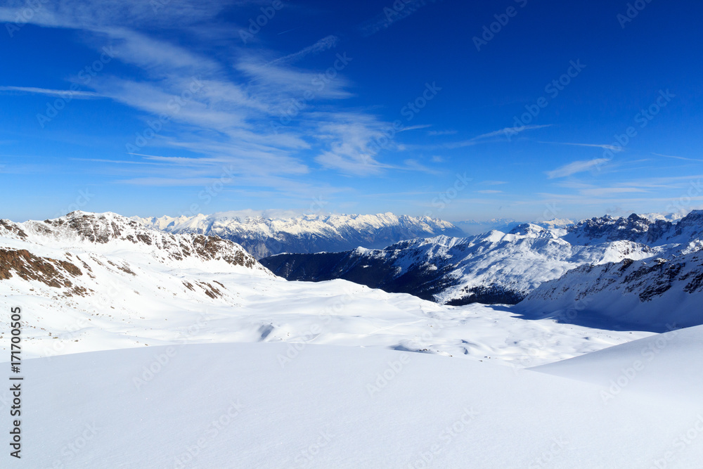 奥地利斯塔拜阿尔卑斯山冬季雪和蓝天的山脉全景