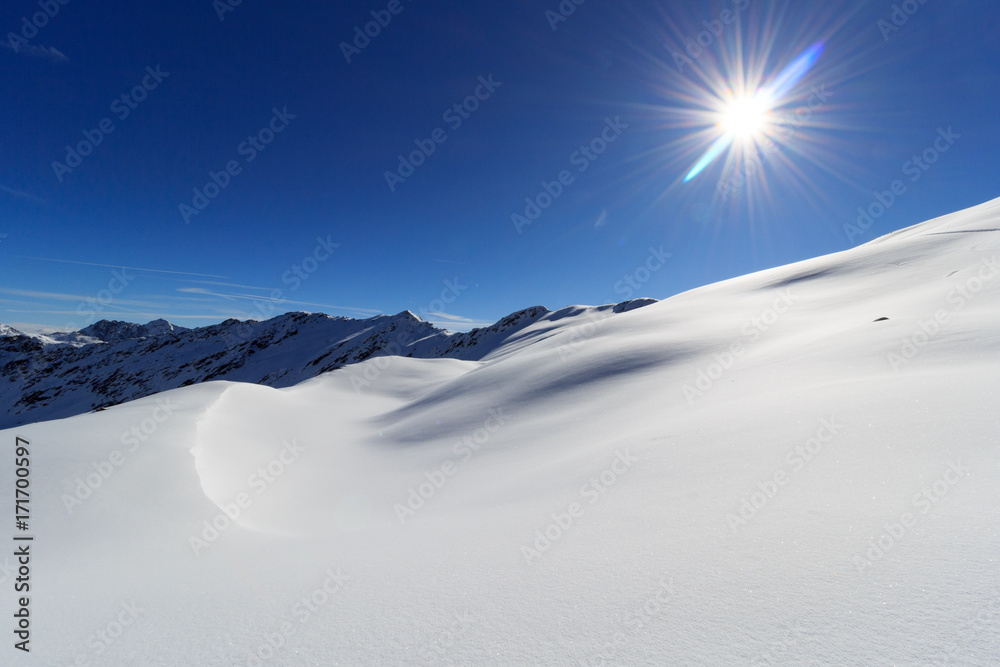 奥地利斯塔拜阿尔卑斯山冬季有雪和阳光的山脉全景