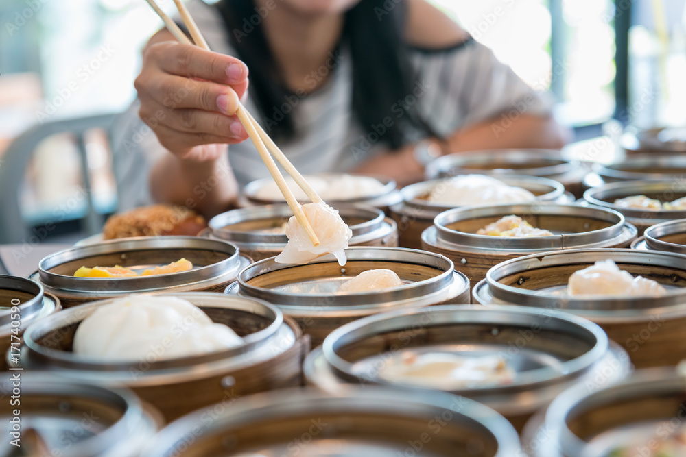 中国餐馆餐桌上的竹篮饺子。