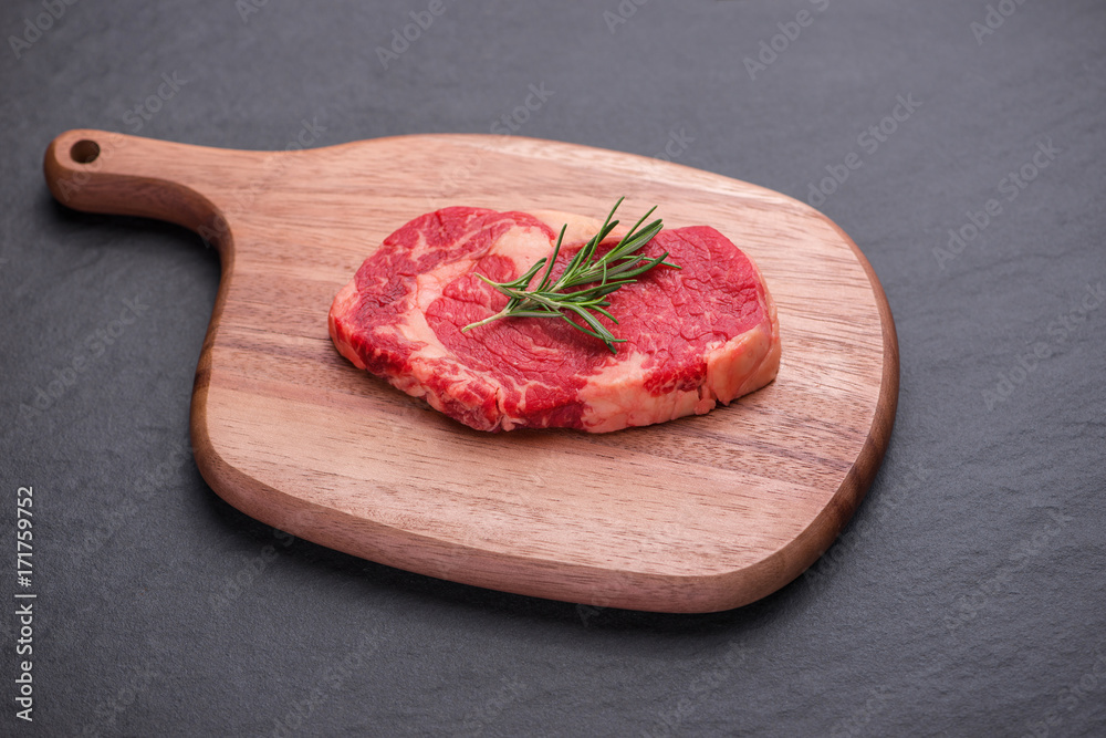 原料生牛肉烹饪。带复制空间的俯视图