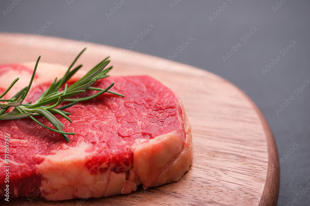 原料生牛肉烹饪。带复制空间的俯视图