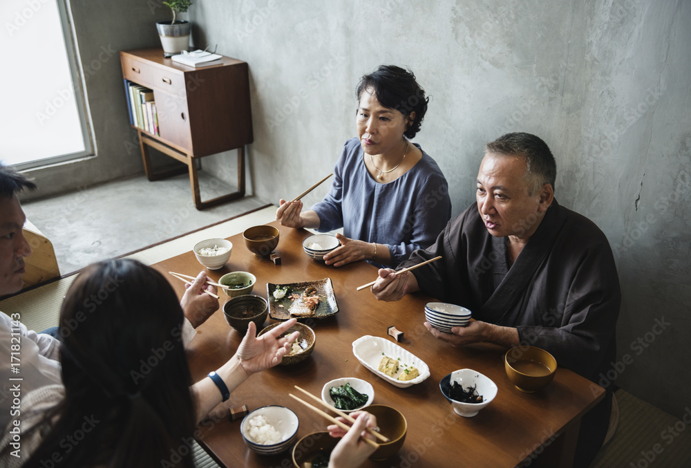 与幸福一起用餐的日本家庭