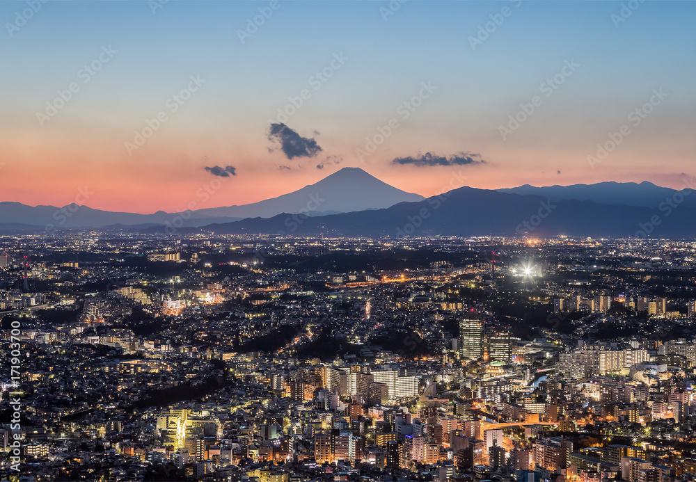 冬季傍晚的横滨市和富士山