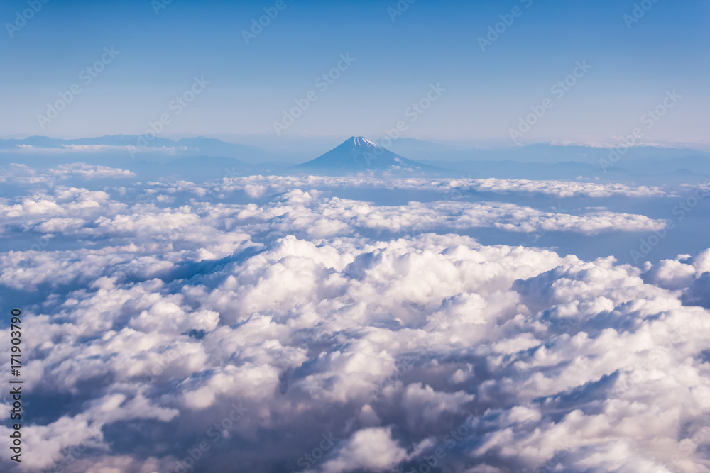 富士山和飞机上的云