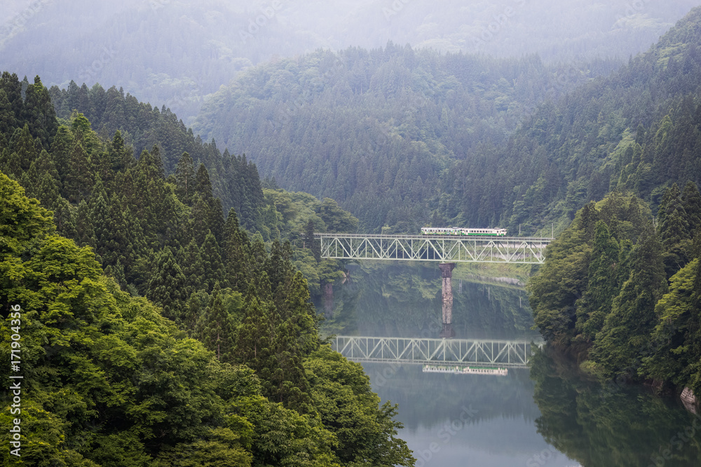 日本福岛-6月19日：2017年6月18日，福库，当地列车Tadami线和Tadami河