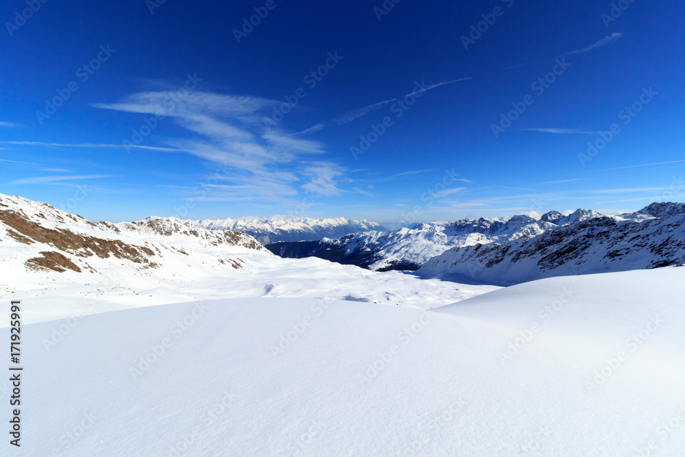 奥地利斯塔拜阿尔卑斯山冬季雪和蓝天的山脉全景