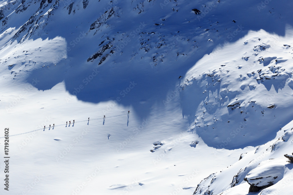 一群人在奥地利斯塔拜阿尔卑斯山滑雪登山和山地雪全景