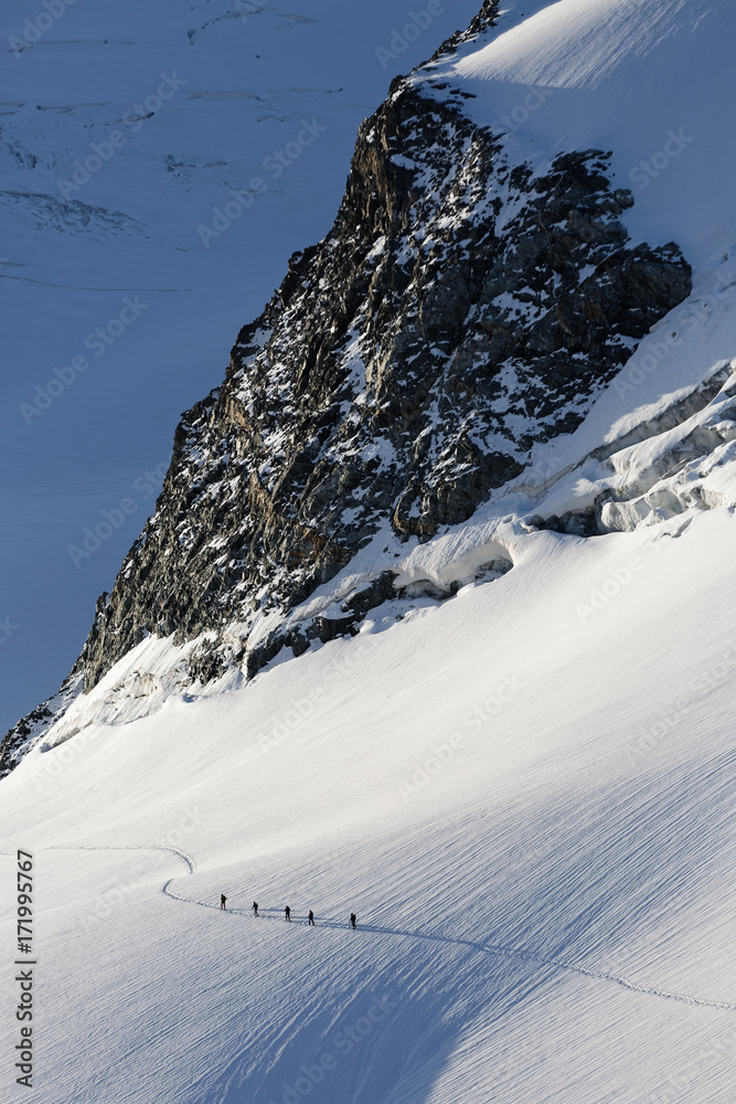 日出时的登山者