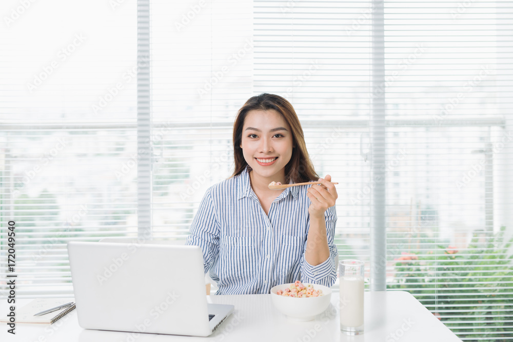 女企业高管在工作场所吃午饭