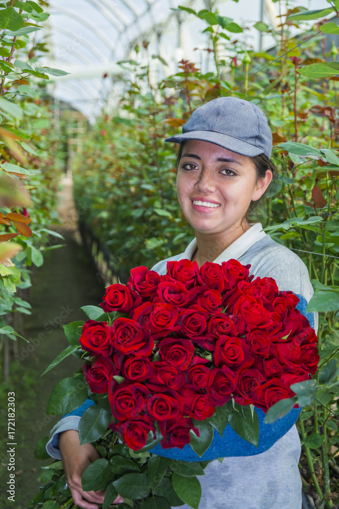 Mujer agricultora con un ramo de rosas de exportación  en las manos