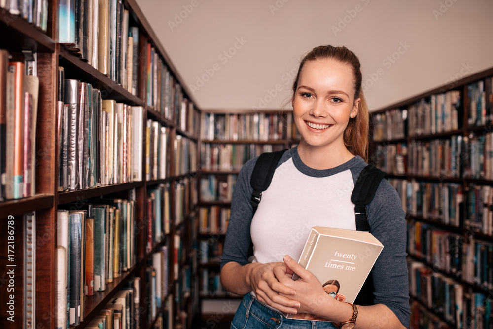 图书馆里的年轻女大学生