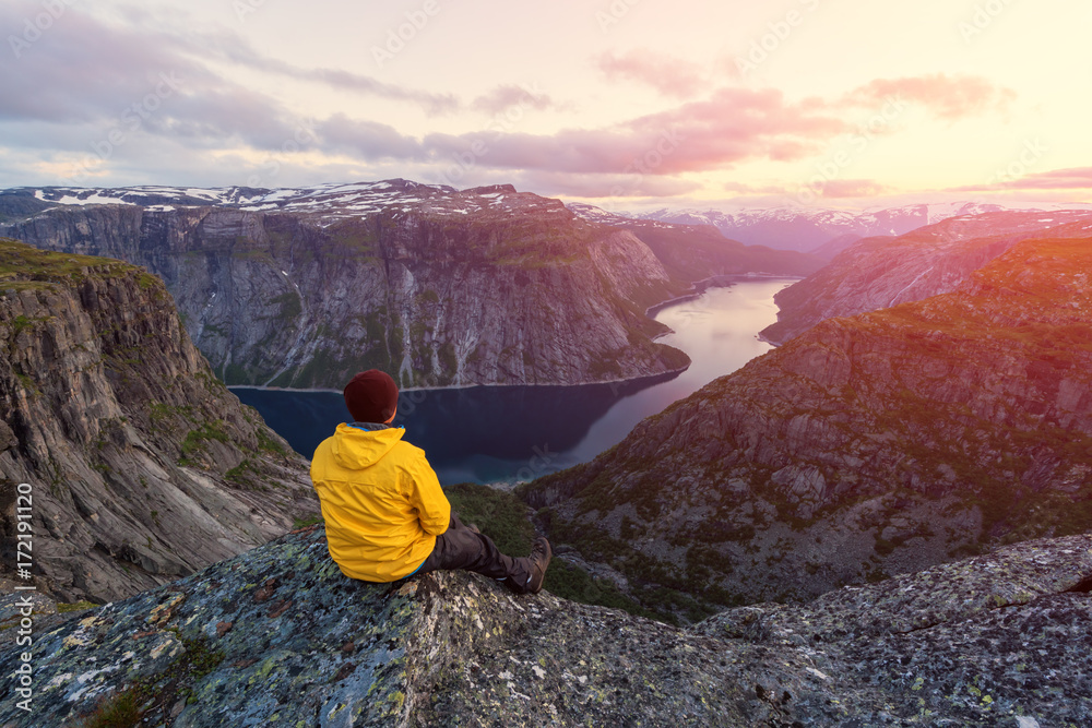 Trolltunga岩石上的孤独游客