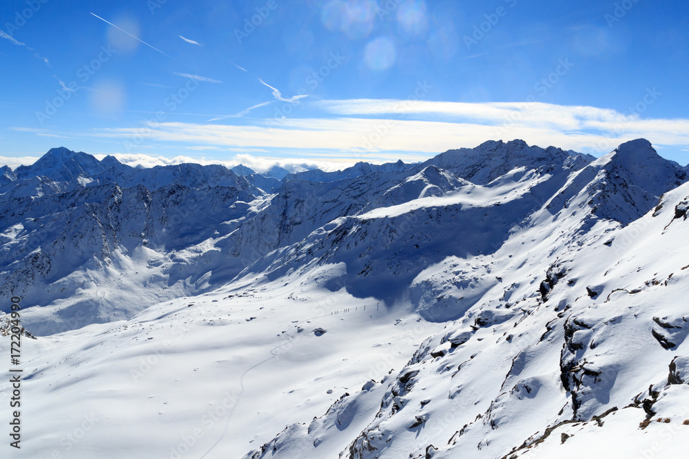 一群人在奥地利斯塔拜阿尔卑斯山滑雪登山和山地雪全景