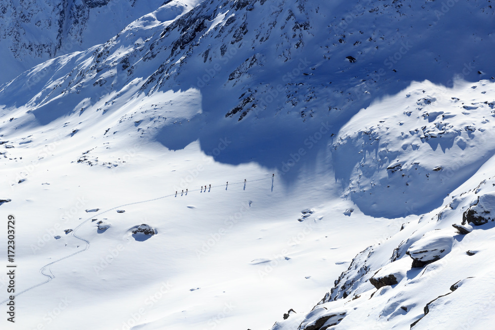 一群人在奥地利斯塔拜阿尔卑斯山滑雪登山和山地雪全景