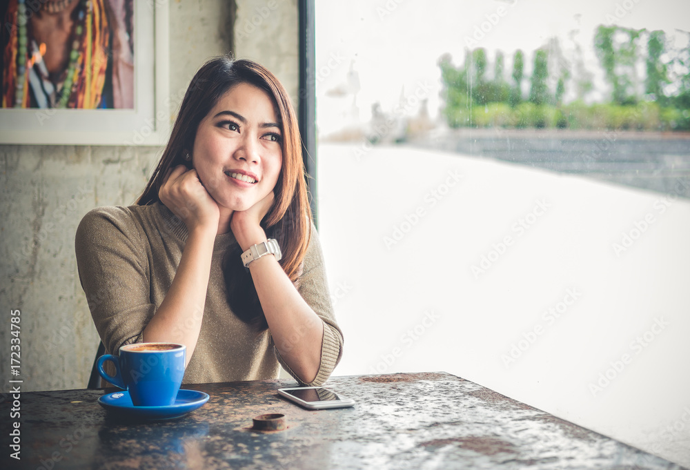 咖啡馆里年轻漂亮的亚洲女人，复古色调