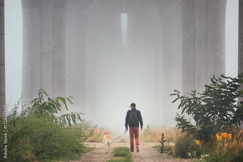 神秘迷雾中带狗的男人