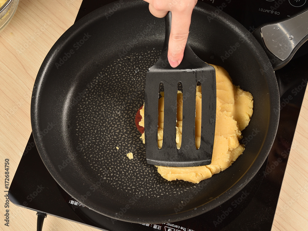 木桌上的平底锅炒绿豆沙