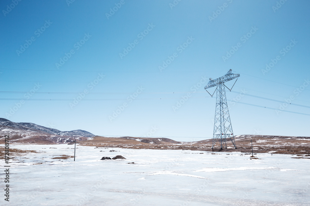 雪地里的野外电力塔