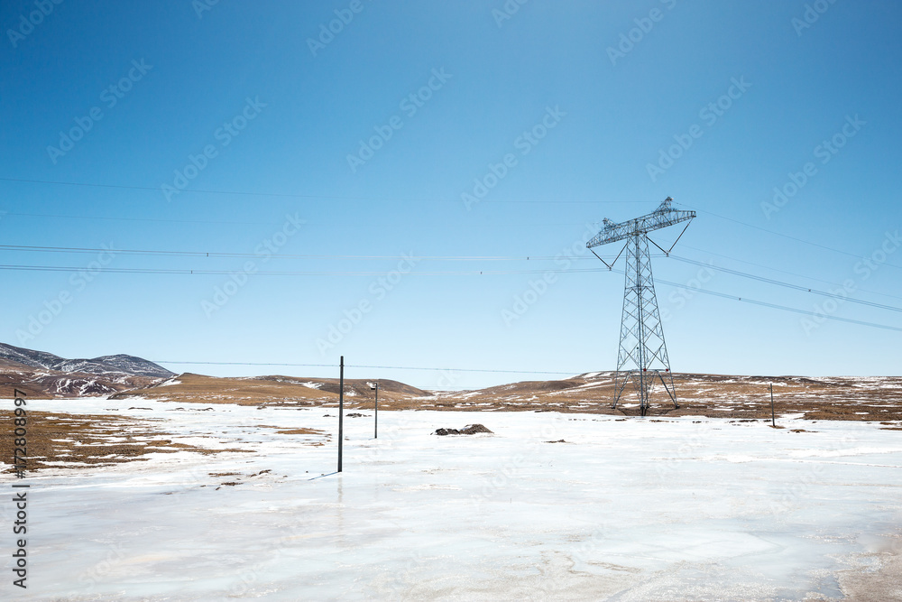 雪地里的野外电力塔