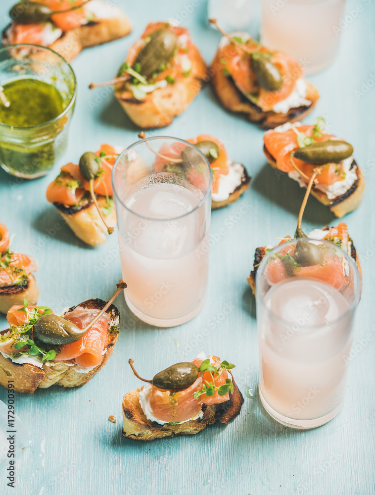 Crostini配烟熏三文鱼、香蒜酱、豆瓣菜、山柑和粉色葡萄柚鸡尾酒