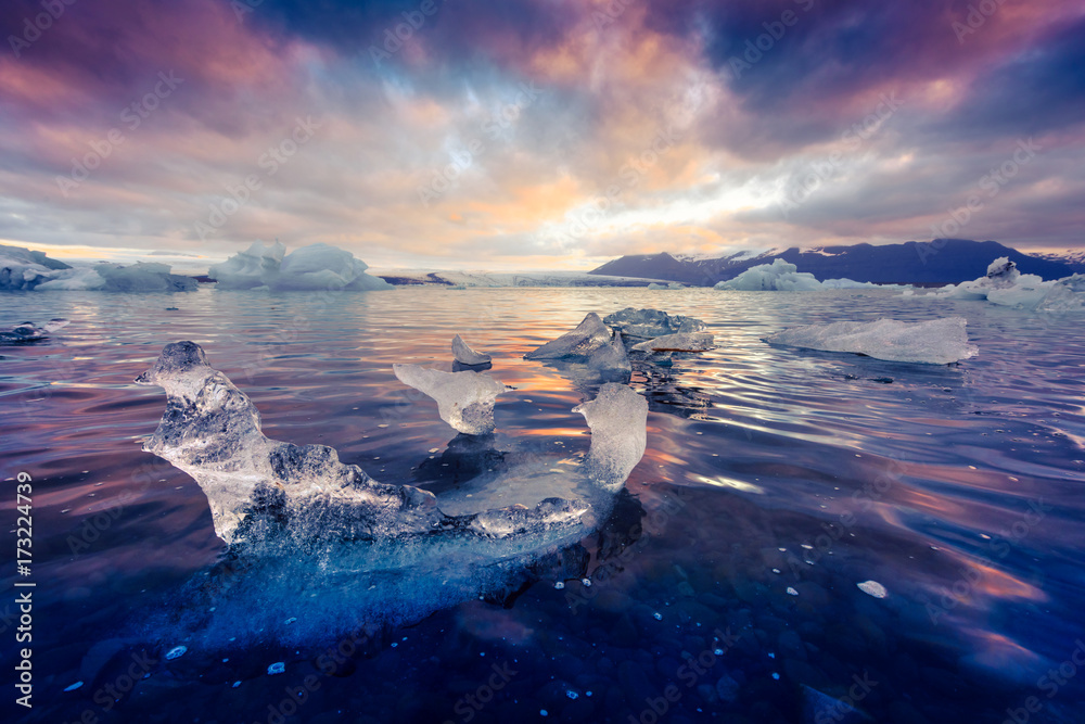 Jokulsarlon冰川泻湖中的冰山