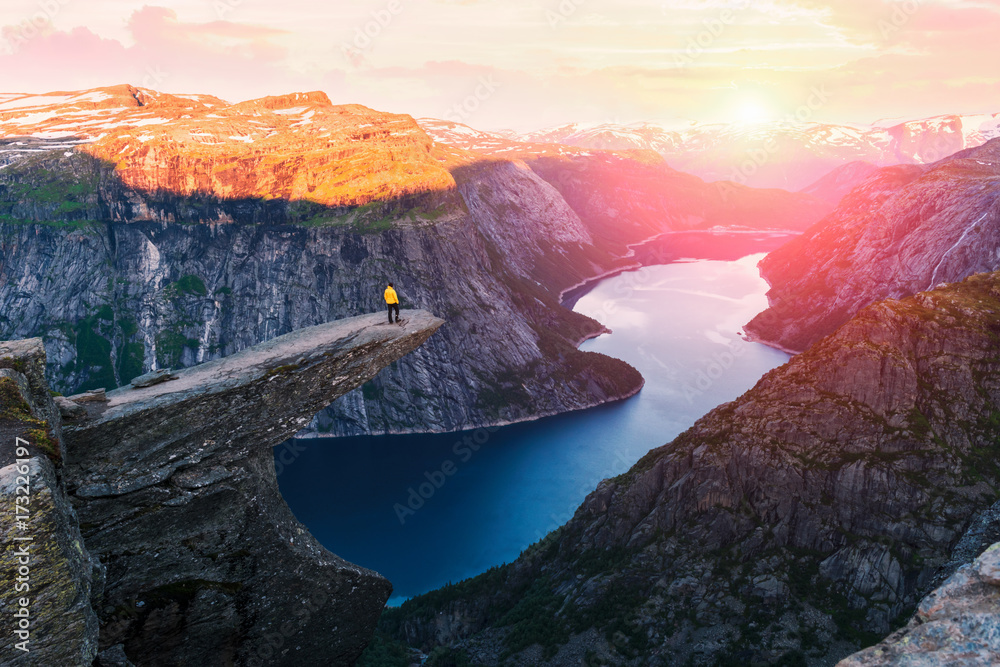 Trolltunga岩石上的独自游客