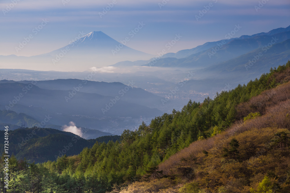 富士山春季晨雾蒙蒙