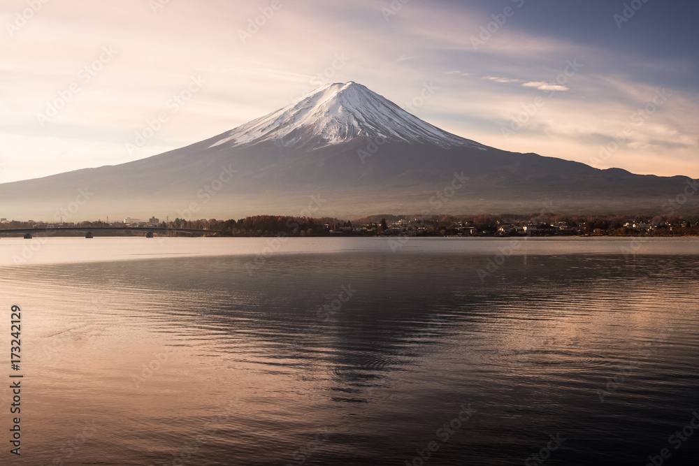 富士山和河口湖在冬天的早晨